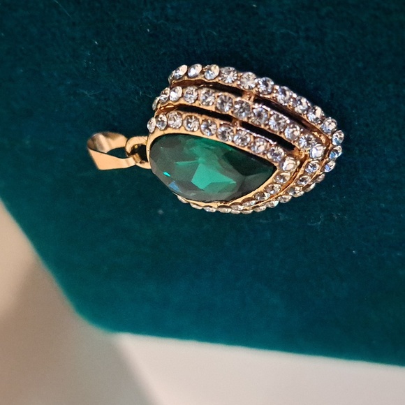 Emerald Green Tear Drop Pear Shaped Gold Plated Heart Pendant - Picture 4 of 6